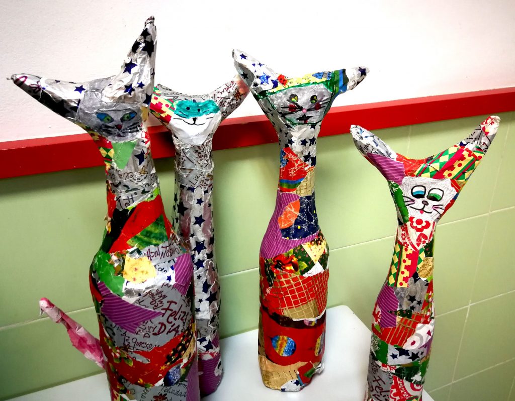 Regalo para el día de la madre: gatos de cartón piedra. Ideas para Primaria.