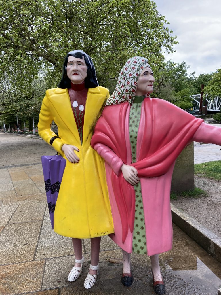 La estatua de las hermanas Fandiño Ricart en Santiago.